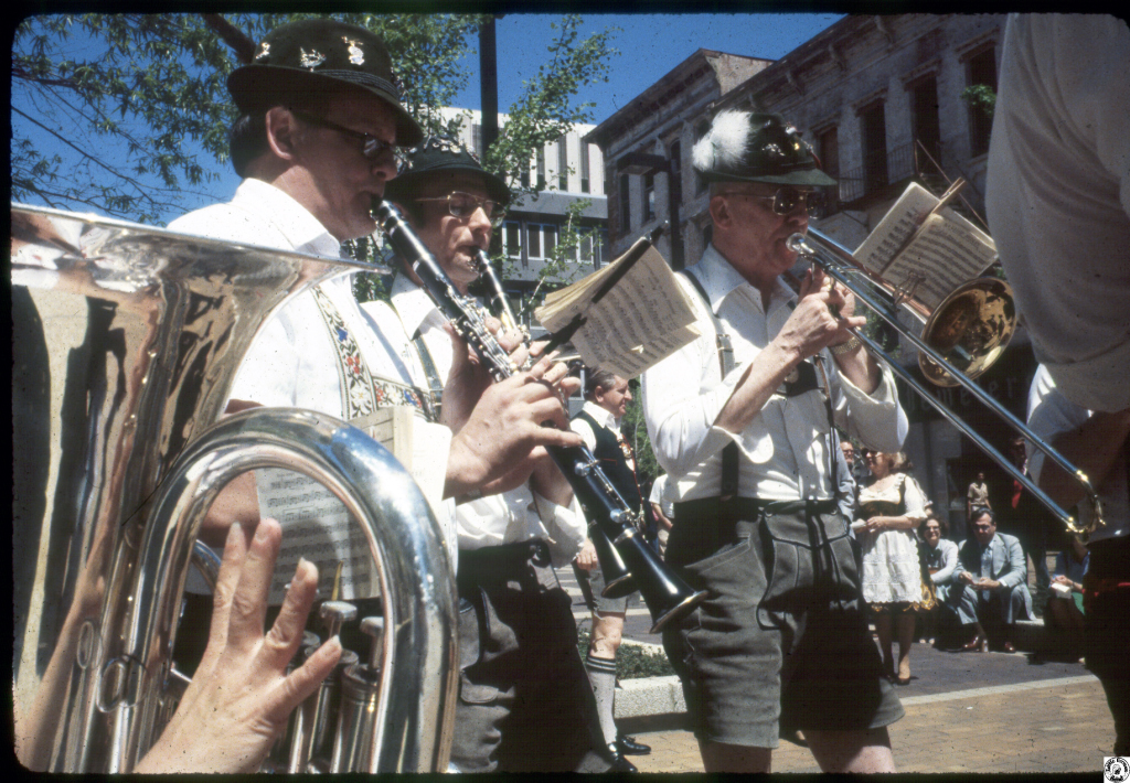 1981 04 15 Mini Mall 04.jpg